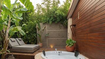 Suite Deluxe, 1 letto king, caminetto, lato giardino | Vasca idromassaggio