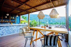 Se sirven desayunos y cenas, cocina internacional