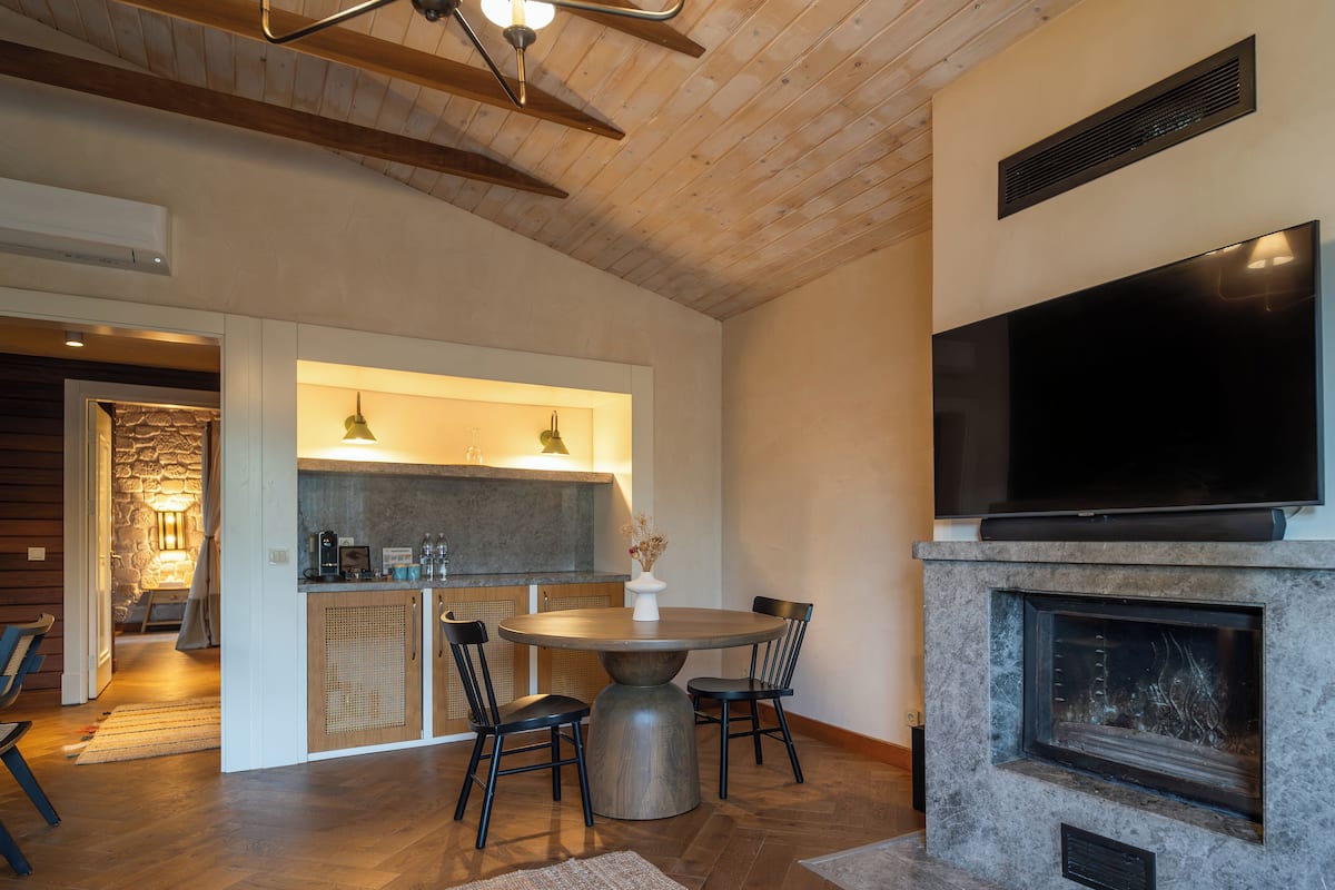 Suite Deluxe, 1 cama King size, chimenea, en el área del jardín | 2 habitaciones, ropa de cama de alta calidad y minibar