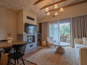 Deluxe Suite, 1 King Bed, Fireplace, Garden Area