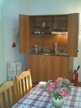 Refrigerador con freezer, silla alta para bebés, utensilios de cocina