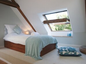 Chambre avec lits jumeaux, salle de bains attenante (Le Grenier)