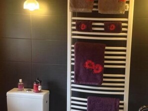 Habitación superior con 1 cama doble o 2 individuales, baño privado | Baño