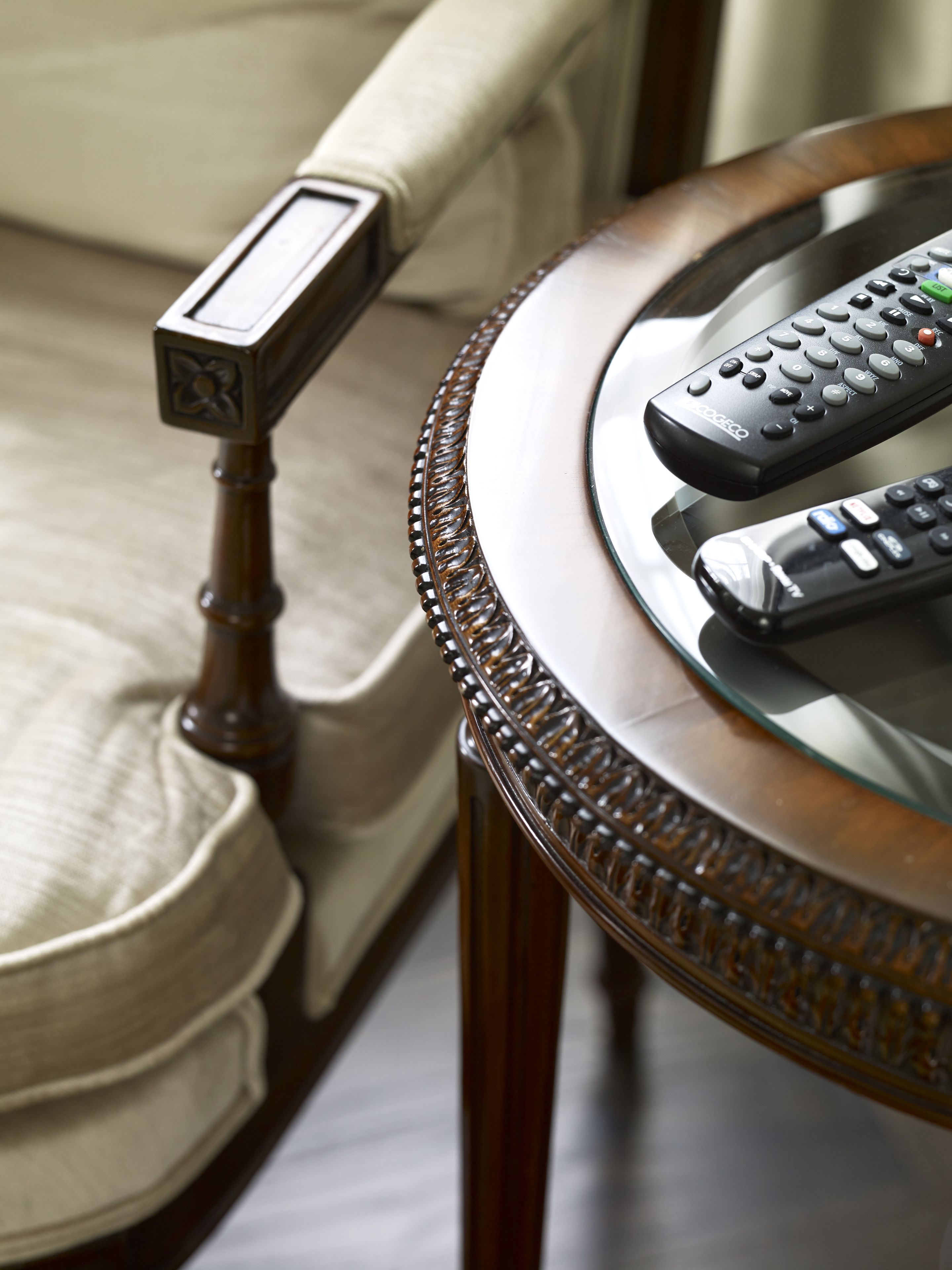 55-inch smart tv with cable channels, tv, netflix