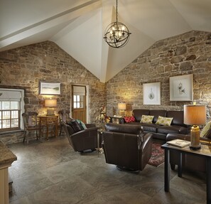 Library - The Barracks Inn (Hamilton)