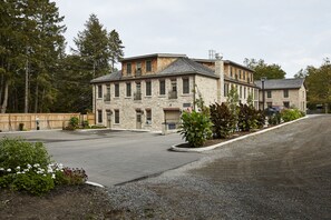 Free self parking - The Barracks Inn (Hamilton)