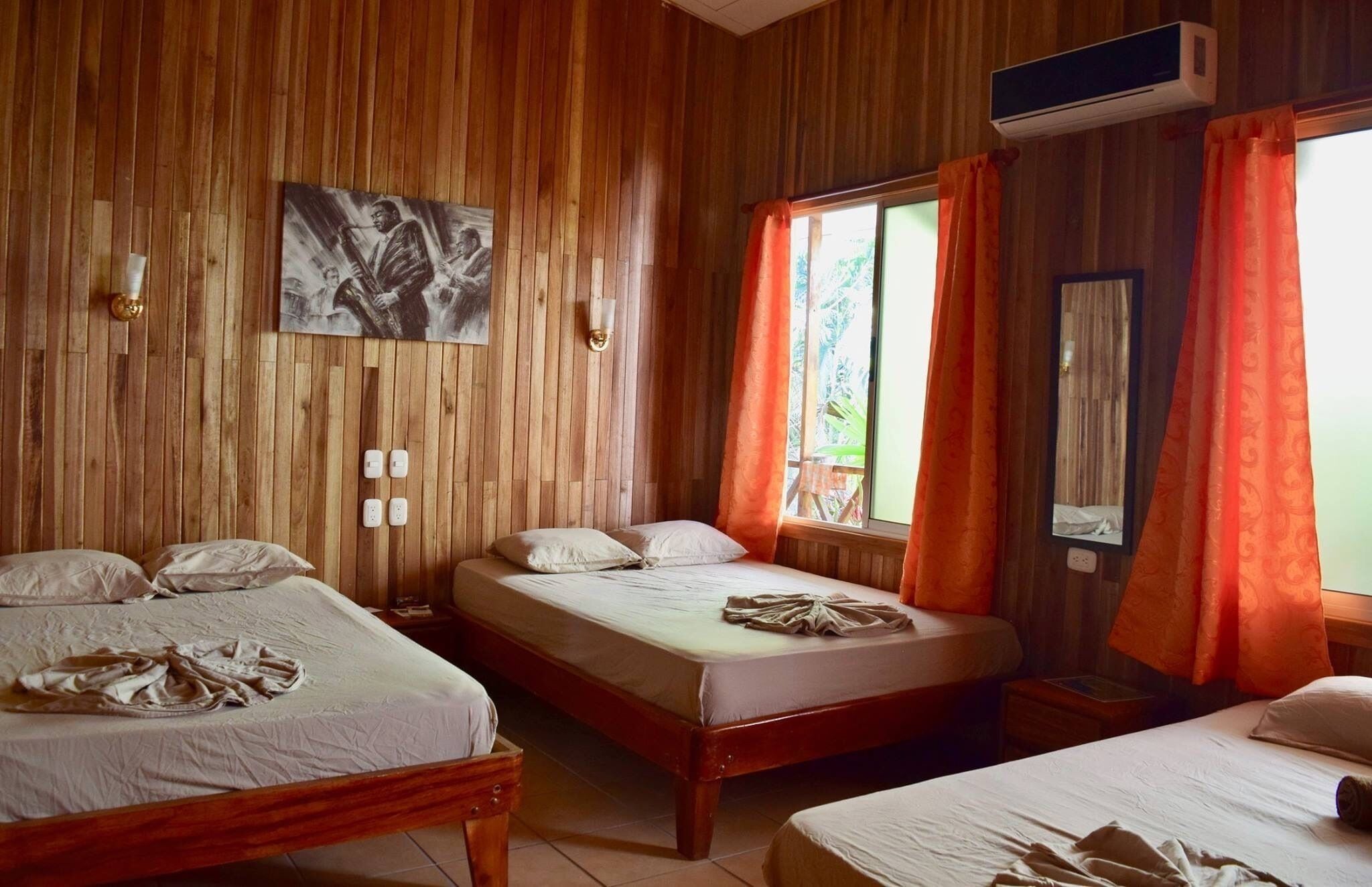 Suite | Free WiFi, bed sheets