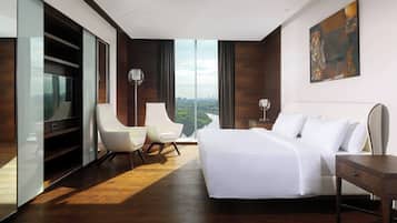 Frigobar, cofres nos quartos, escrivaninha