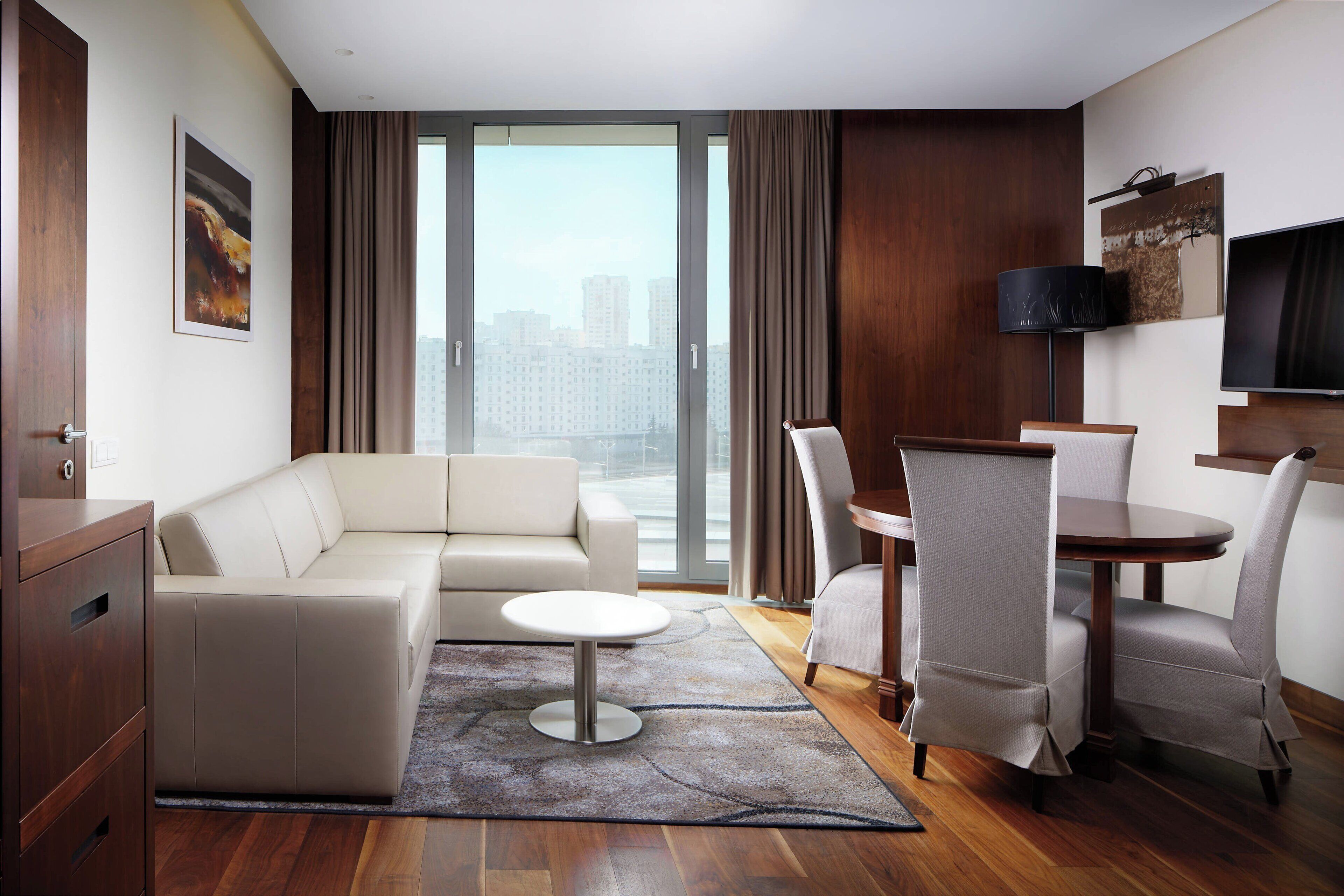 Suíte executiva, 1 quarto (Hospitality) | Área de estar | Smart TV 32 polegadas com canais digitais, TV, Netflix