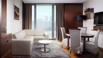 Suíte executiva, 1 quarto (Hospitality) | Área de estar | Smart TV 32 polegadas com canais digitais, TV, Netflix