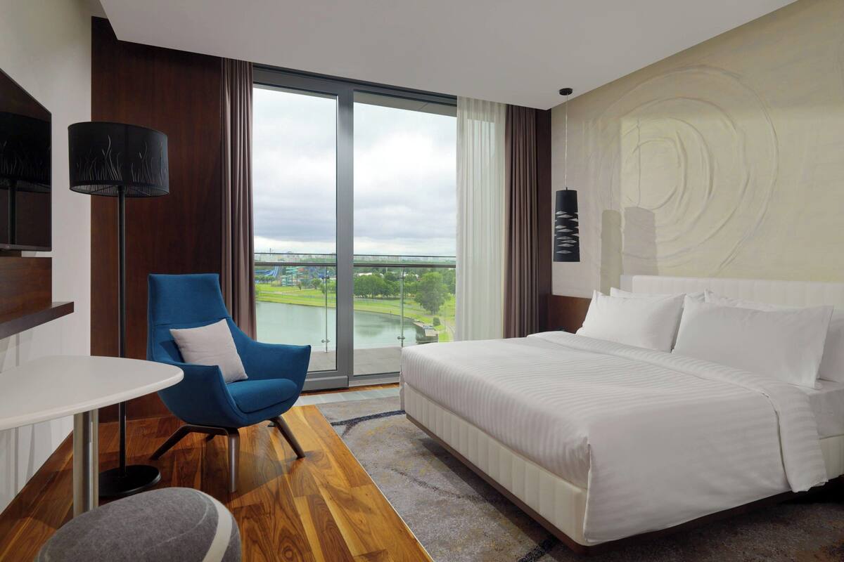 classic room, 1 king bed, balcony, river view | 1 bedroom, minibar, in-room safe, desk