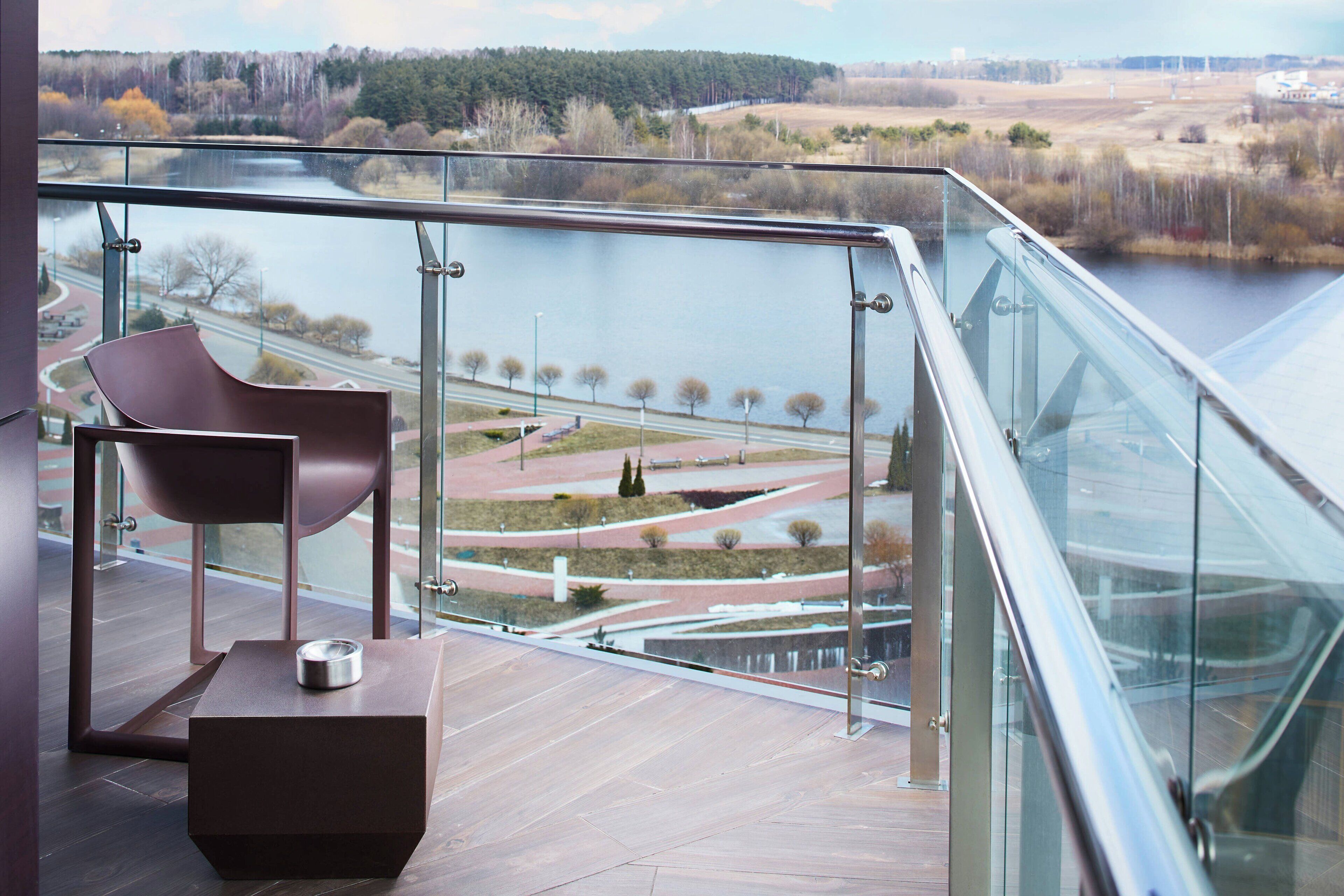 Minibar, in-room safe, desk, iron/ironing board