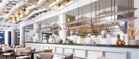 Petit déjeuner et déjeuner servis sur place, restauration en plein air