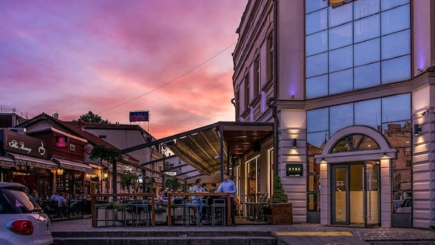 Un hôtel doté d’une terrasse extérieure, d’un patio couvert et d’une façade moderne.