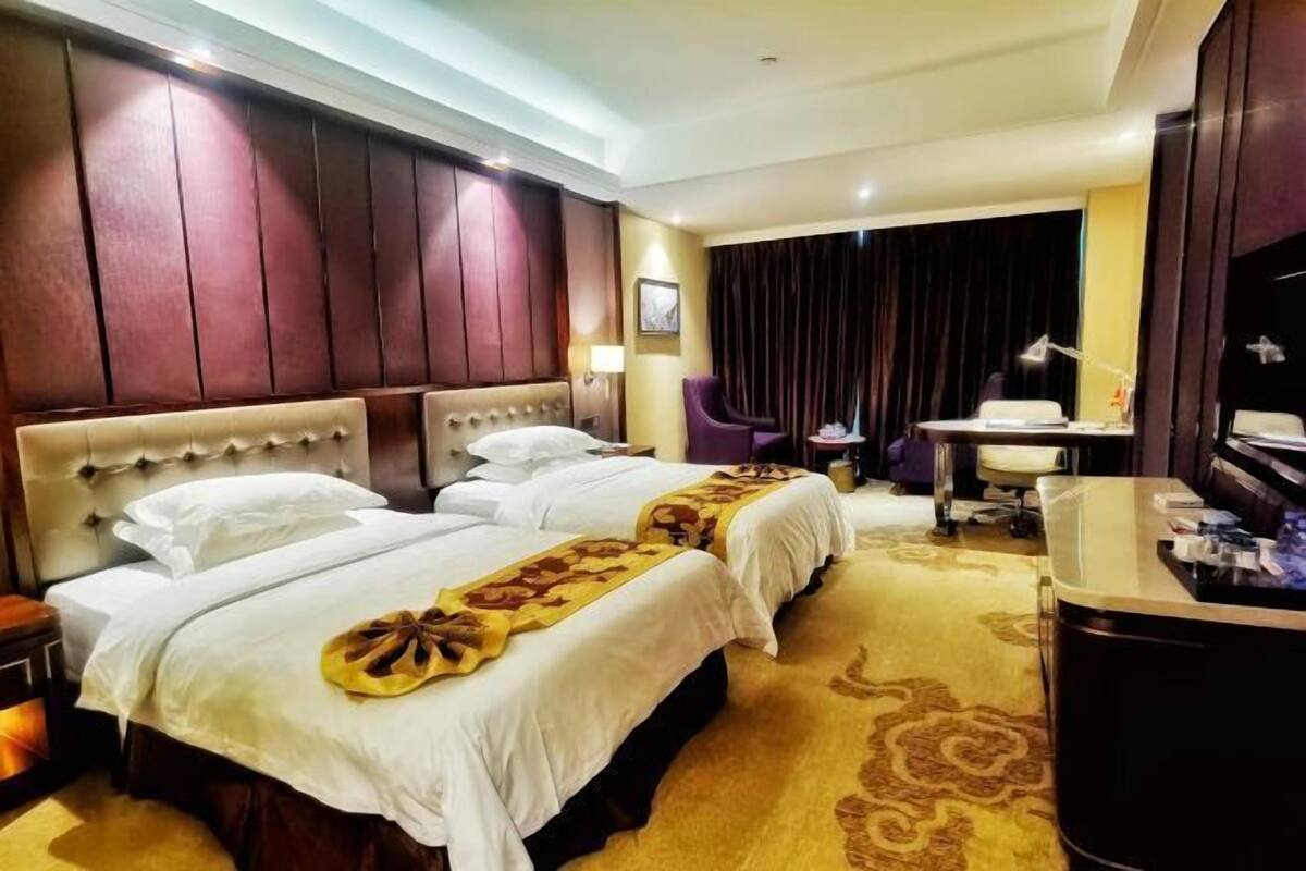 Bar mini, peti besi dalam bilik, seterika/papan seterika, jam penggera