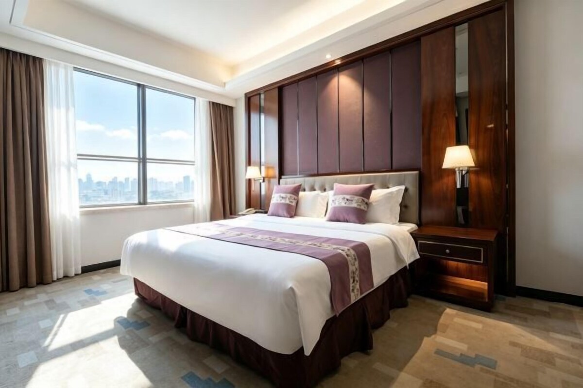 Minibar, in-room safe, iron/ironing board, alarm clocks