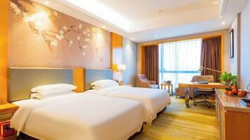 Frigobar, cofres nos quartos, ferros/tábuas de passar roupa