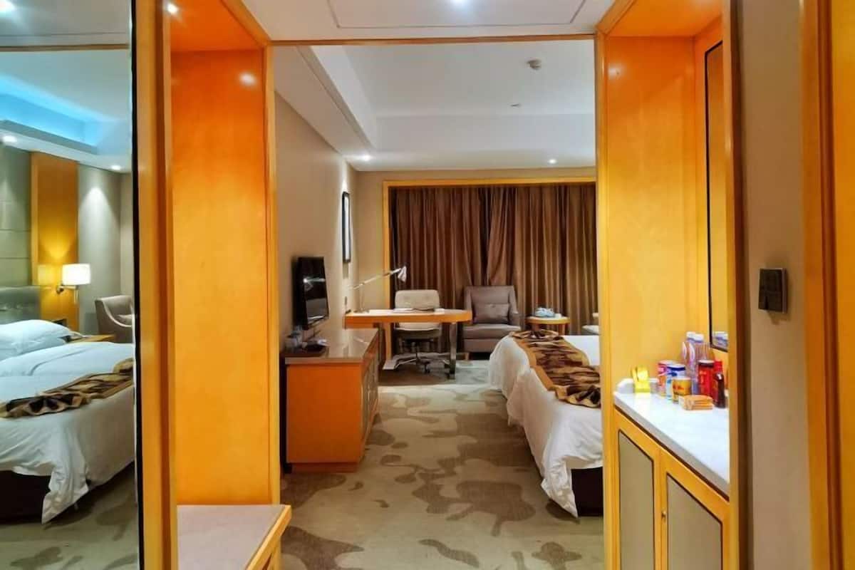 Bar mini, peti besi dalam bilik, seterika/papan seterika, jam penggera