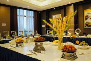 A buffet setup with various food items and a decorative centerpiece. - Xingyue International Hotel (Xianghuli Cultural Creative Ancient Street) (Ganzhou)