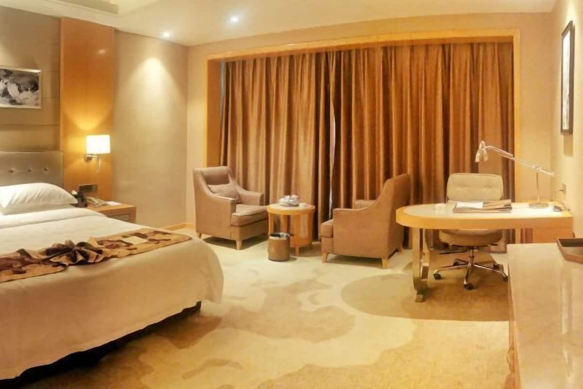 Bar mini, peti besi dalam bilik, seterika/papan seterika, jam penggera