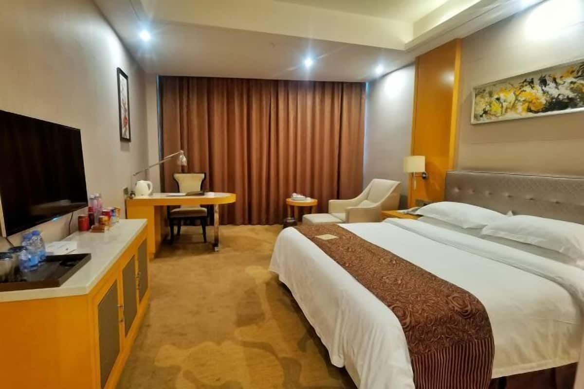 Bar mini, peti besi dalam bilik, seterika/papan seterika, jam penggera