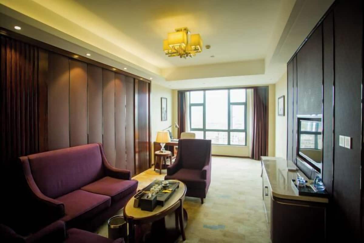 Bar mini, peti besi dalam bilik, seterika/papan seterika, jam penggera