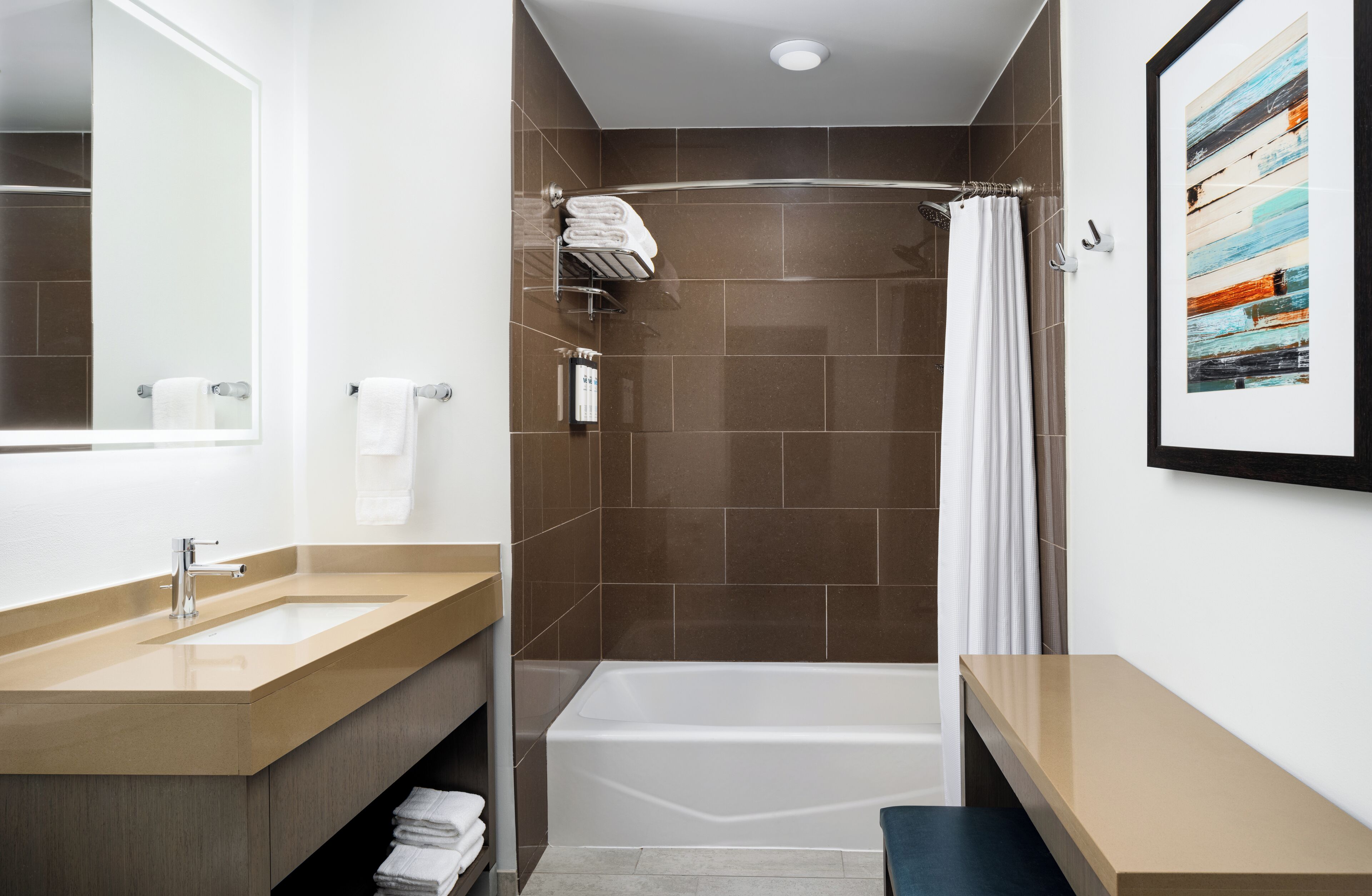 Ein modernes Badezimmer mit großem Spiegel, einer Badewanne und einer Duschkabine.