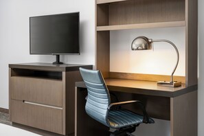 Premium bedding, in-room safe, desk, blackout curtains - Hyatt House Naples/5th Avenue (Naples)