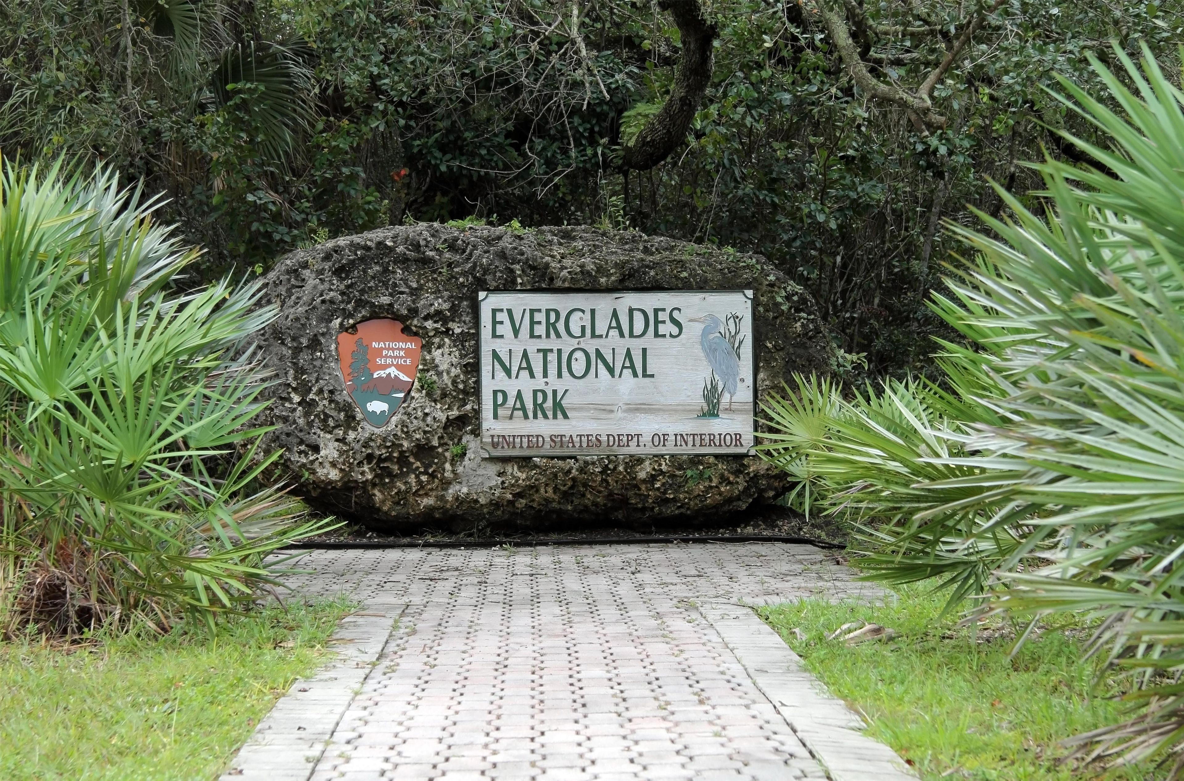 Señal para el Parque Nacional de los Everglades con un sendero que lo lleva a él.