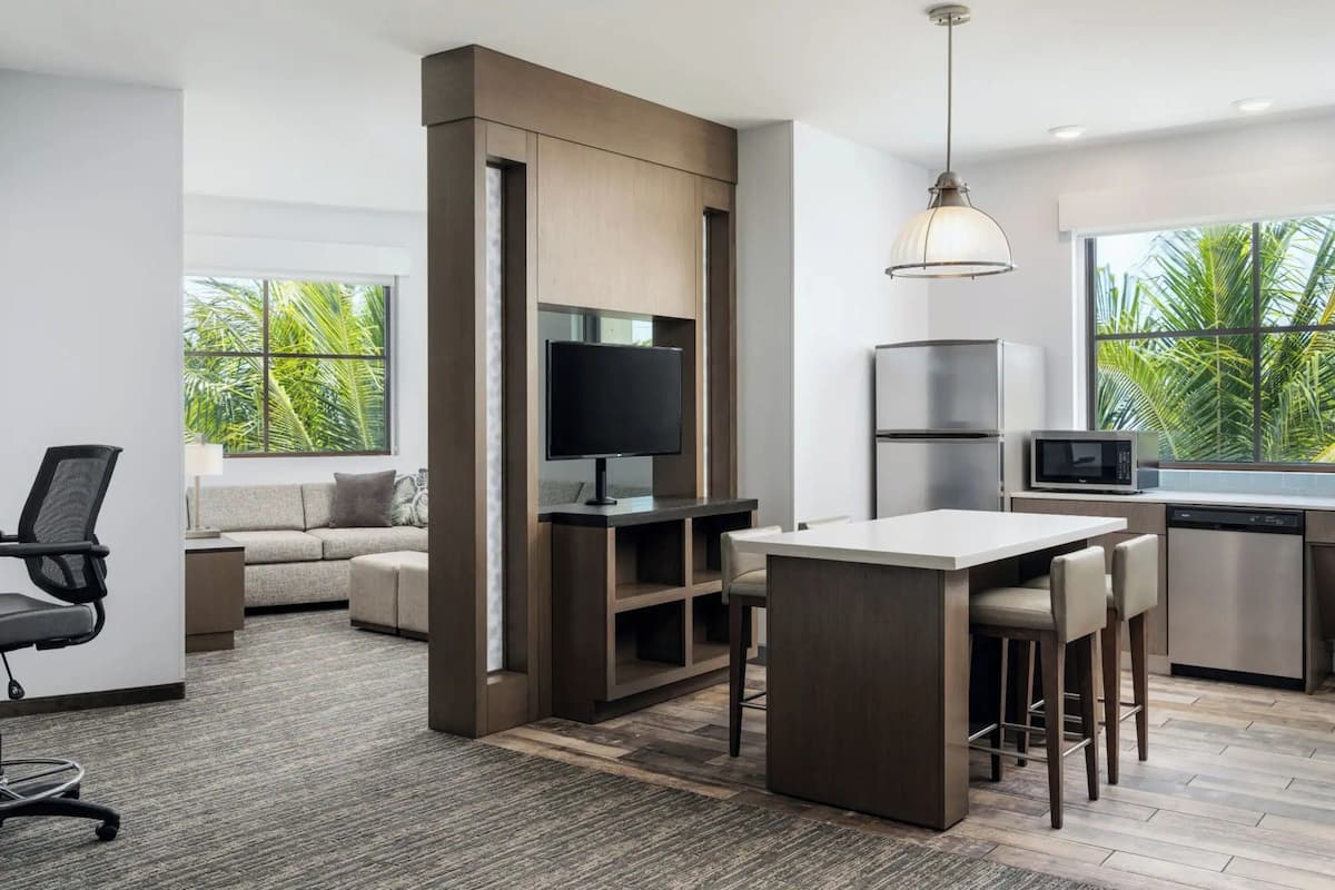 Suite, 2 habitaciones (2 King beds) | Cocina privada | Refrigerador, microondas y cafetera y tetera
