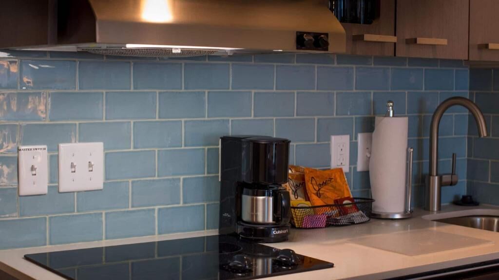 Cocina privada | Refrigerador, microondas y cafetera y tetera 