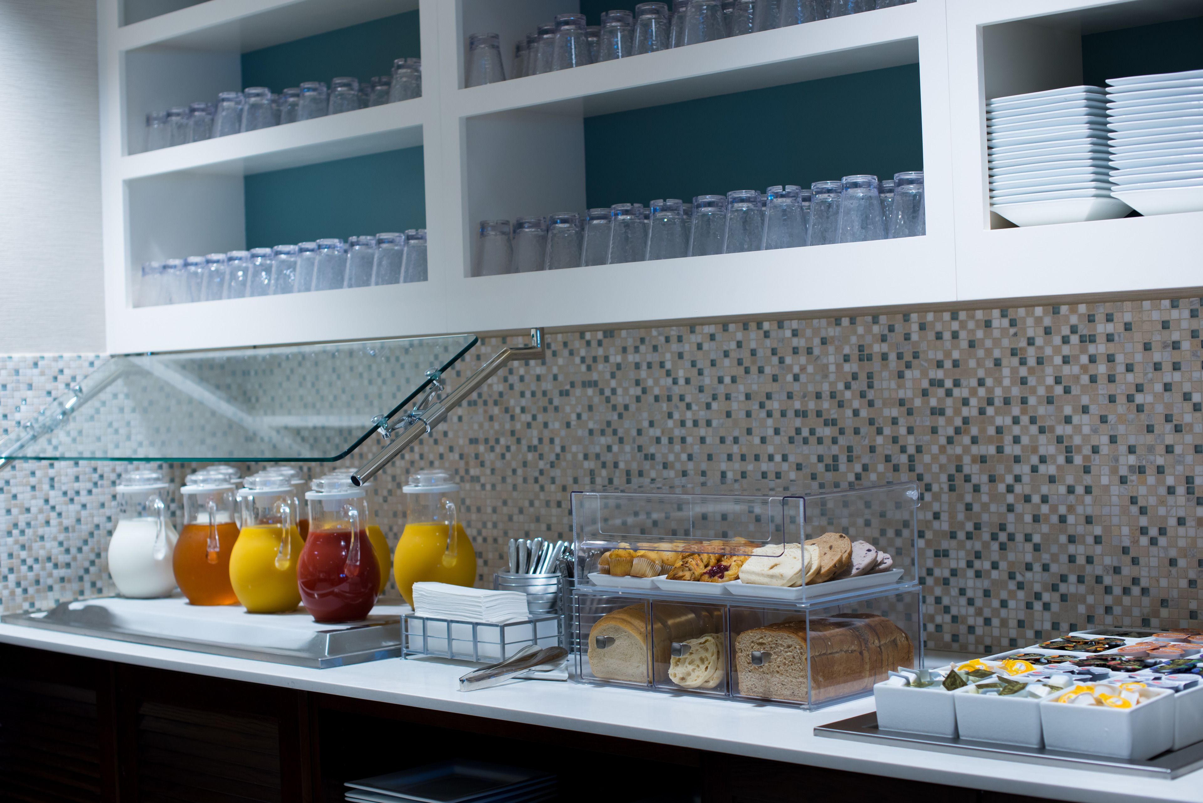 Un bufé de desayuno con diversas opciones de comida y bebidas.