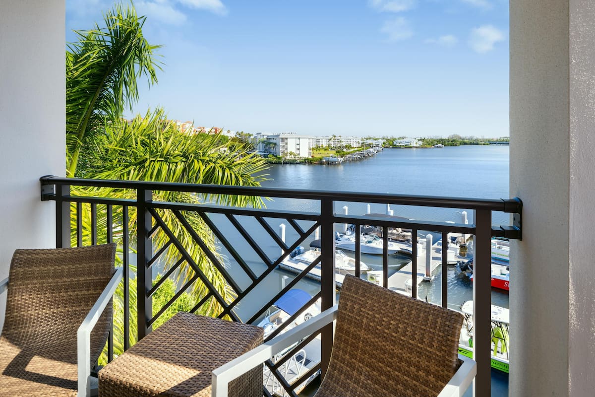 Studiosviitti (1 King Bed w/view) | Ylelliset vuodevaatteet, tallelokero huoneessa, työpöytä, pimennysverhot