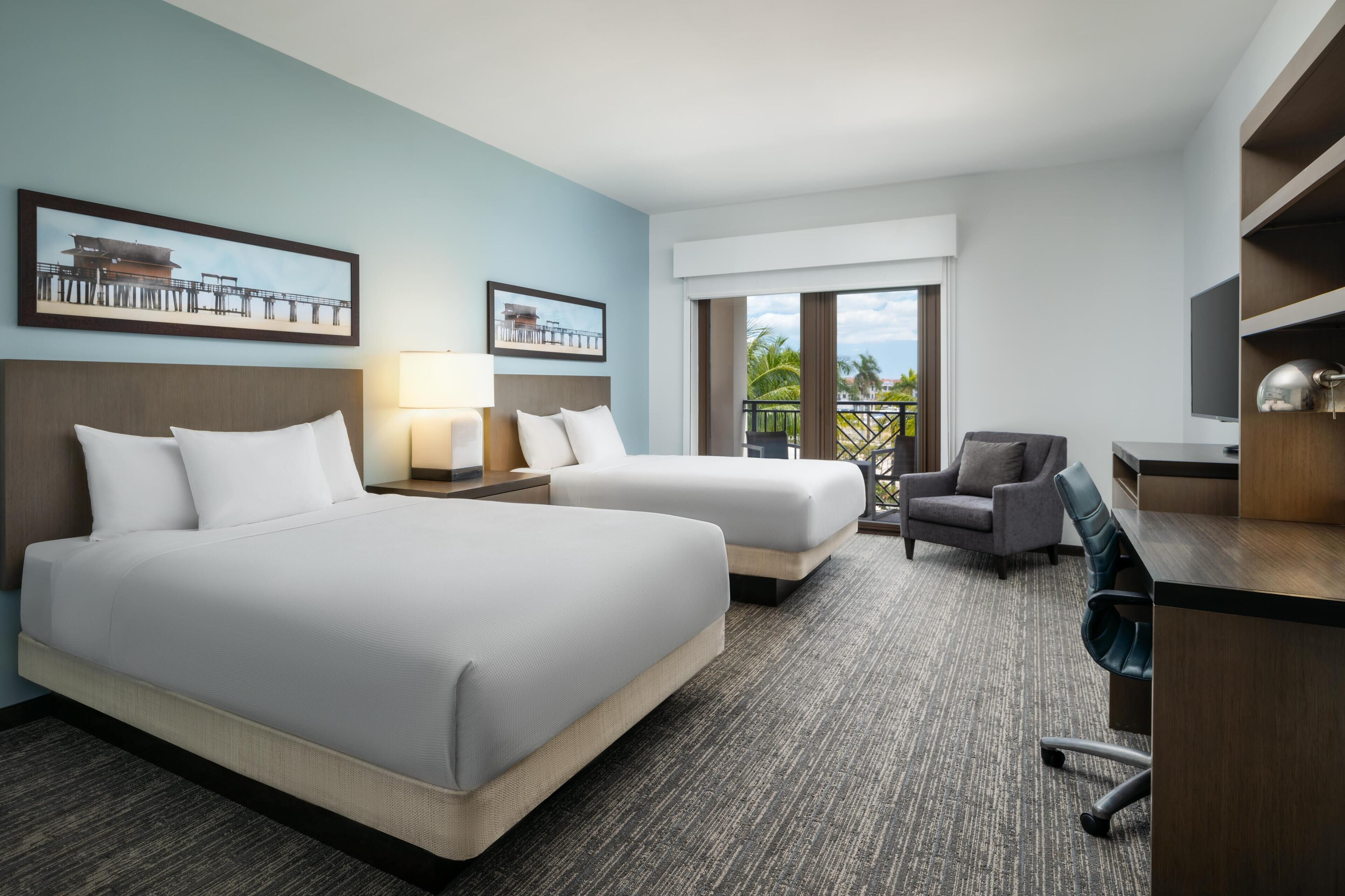 Hochwertige Bettwaren, Zimmersafe, Schreibtisch, Verdunkelungsvorhänge