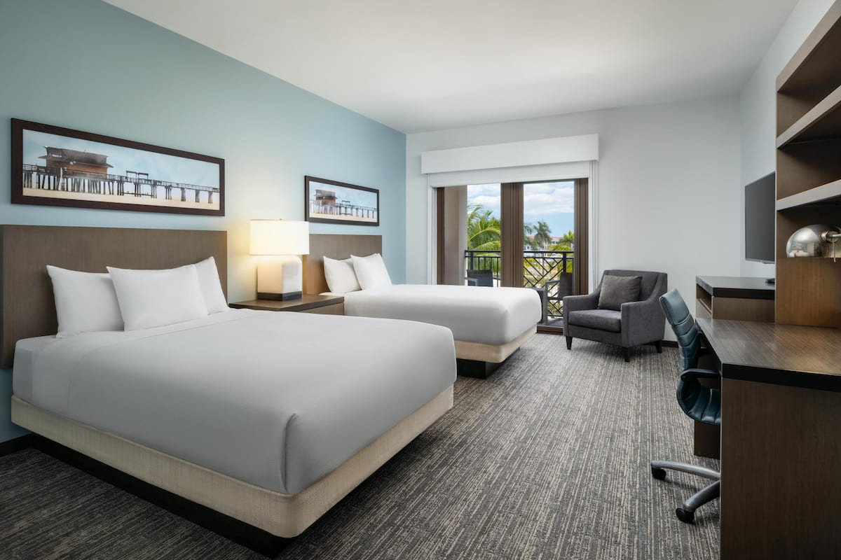 Ylelliset vuodevaatteet, tallelokero huoneessa, työpöytä, pimennysverhot