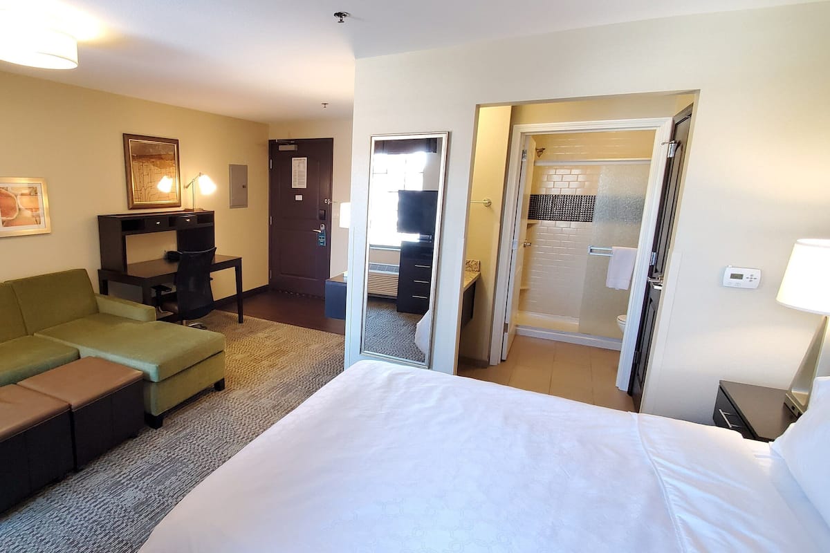 1 slaapkamer, luxe beddengoed, een bureau, een laptopwerkplek