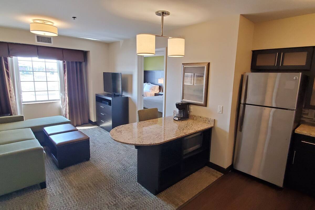 1 bedroom, premium bedding, desk, laptop workspace