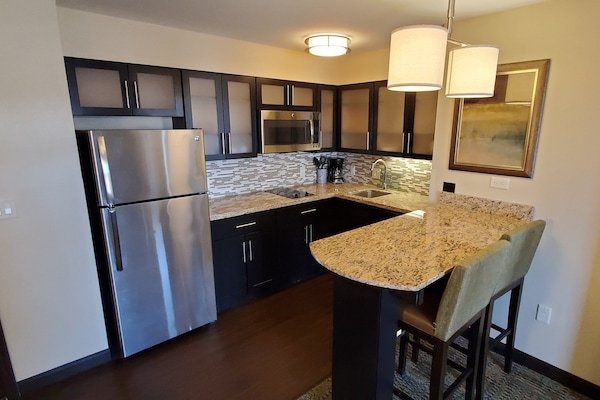 Coffee/tea maker, full-size fridge, microwave, stovetop