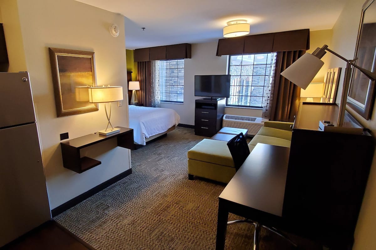 1 slaapkamer, luxe beddengoed, een bureau, een laptopwerkplek