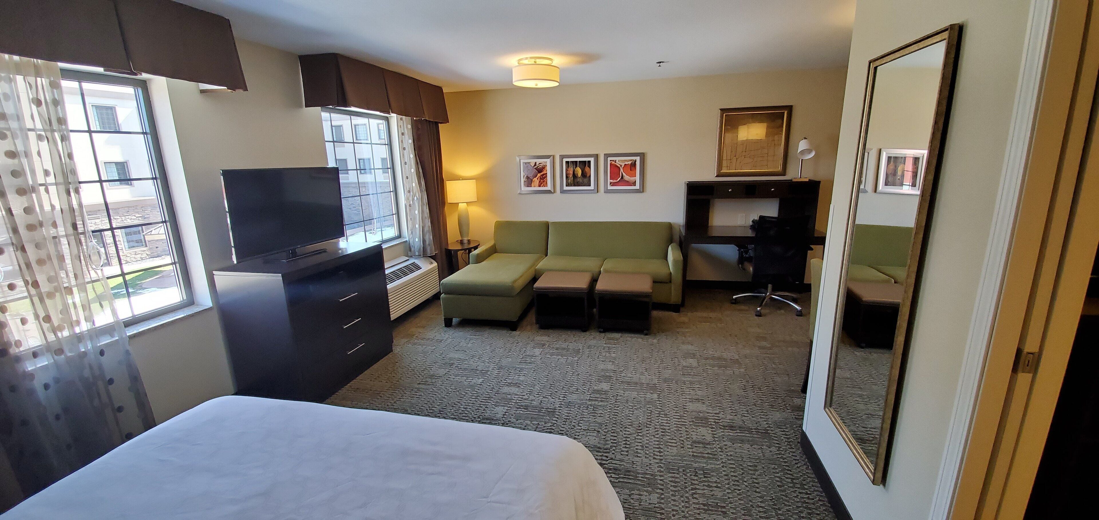 Studio Suite, 1 Queen Bed, Roll-in Shower, Kitchen (Roll-In Shower) | Premium bedding, desk, laptop workspace, blackout curtains