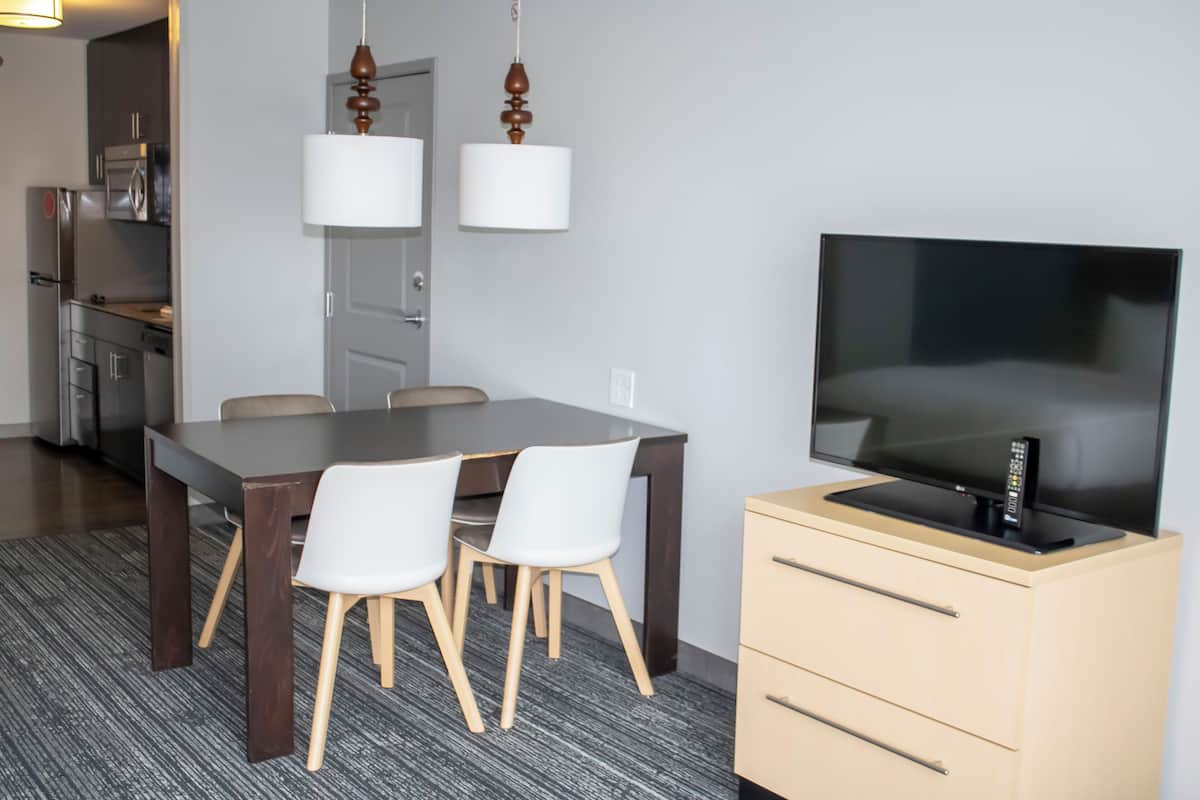 flat-screen tv, netflix