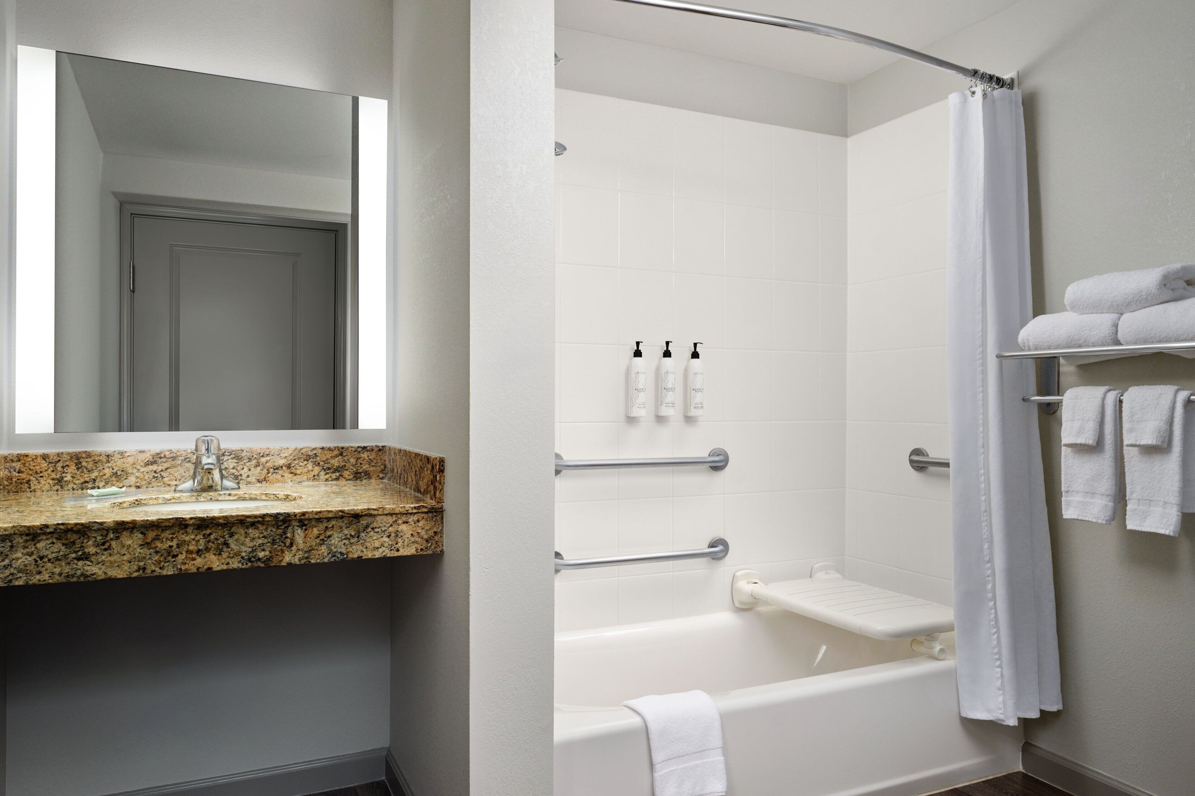 combined shower/bathtub, hair dryer, towels