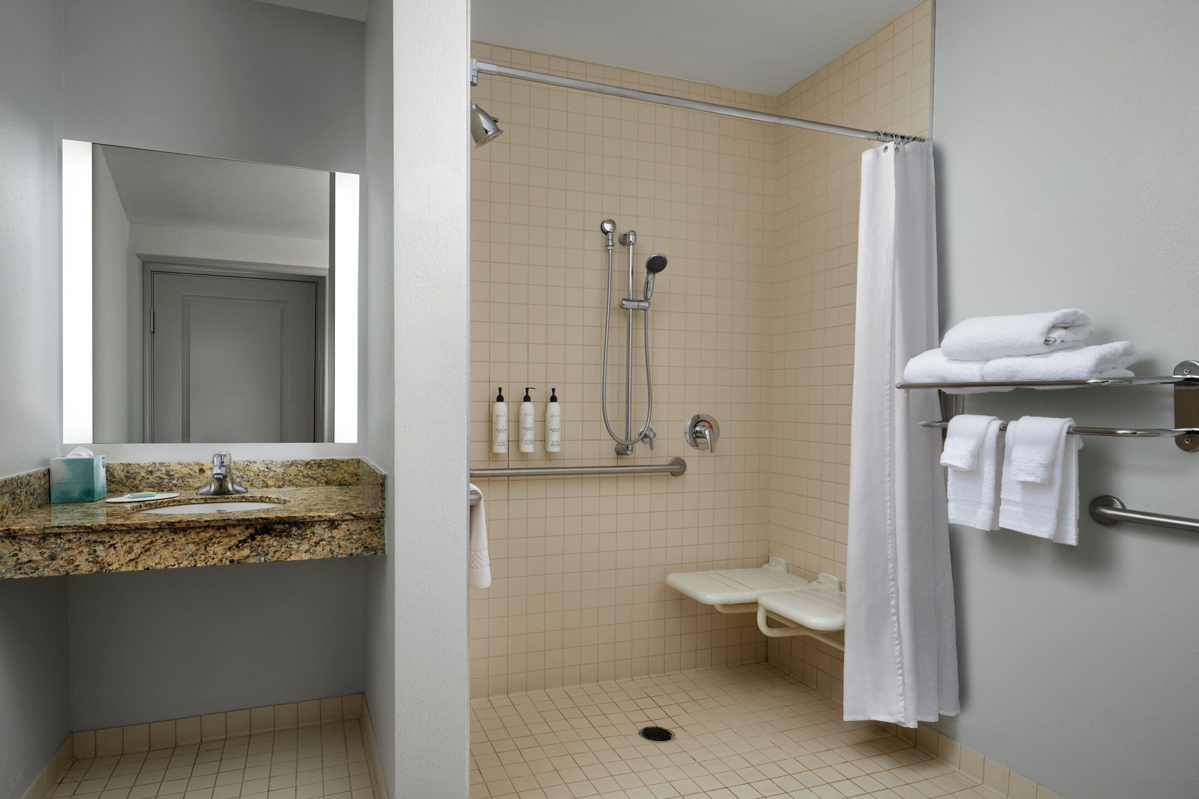 combined shower/bathtub, hair dryer, towels