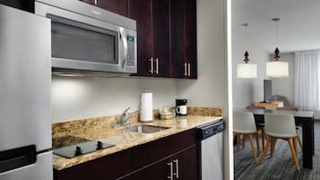 Refrigerador, microondas, placa de cocina, lavavajillas