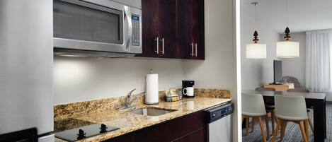 Kühlschrank, Mikrowelle, Herdplatte, Geschirrspüler