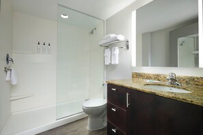 Studio, 1 très grand lit et 1 canapé-lit | Salle de bain | Ensemble douche/baignoire, sèche-cheveux, serviettes fournies