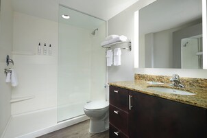 Studio, 1 King Bed with Sofa bed | Bathroom | Combined shower/tub, hair dryer, towels