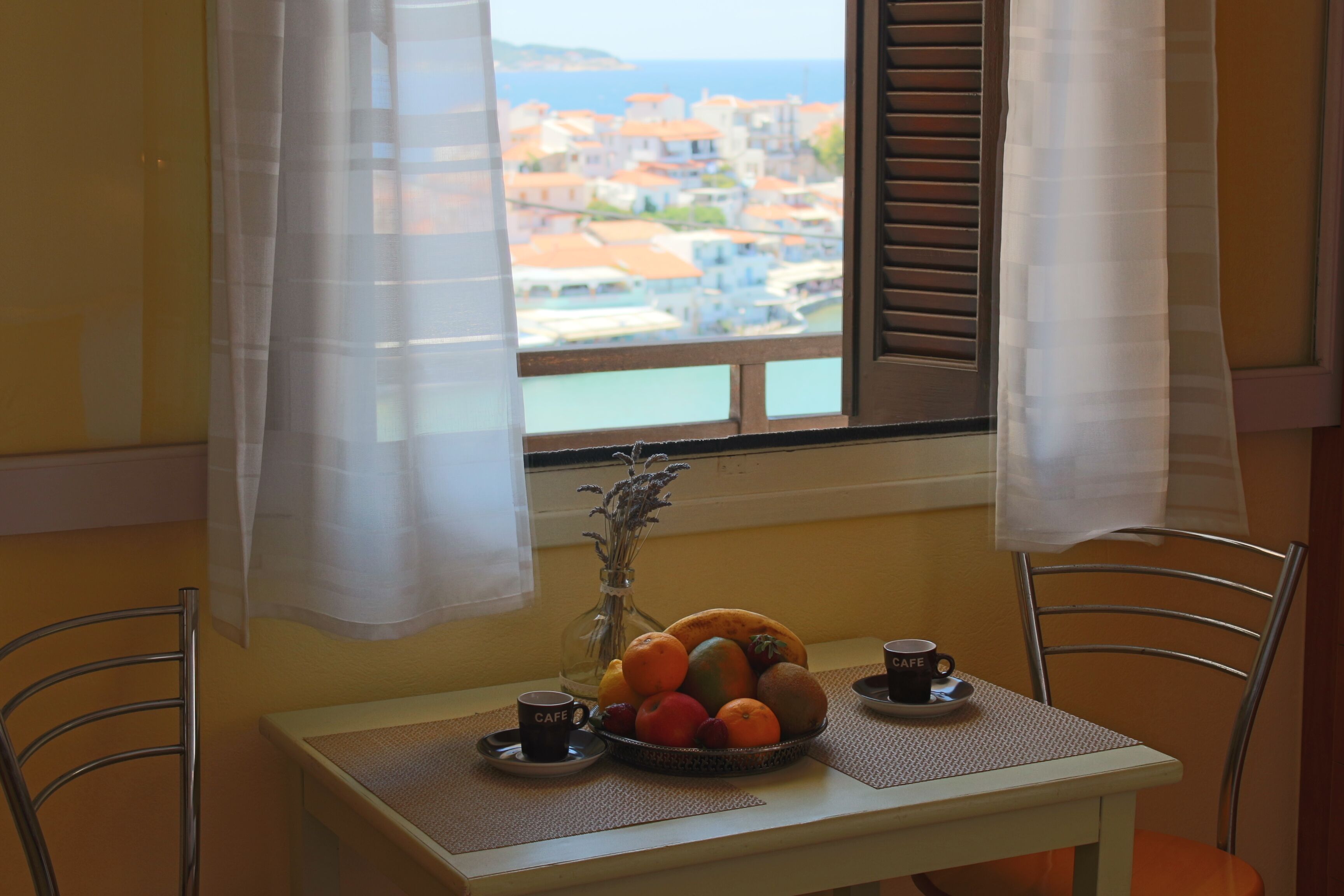 Comfort Studio Suite, 1 King Bed, Kitchen, Sea View | Living area