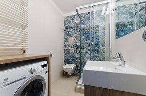 Exclusive Apartment, 1 Bedroom | Bathroom | Free toiletries, hair dryer, towels - Aparthotel Apartments Wrocław (Wroclaw)