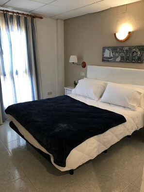 Desk, blackout drapes, free WiFi, bed sheets - Hostal Alcázar (Toledo)